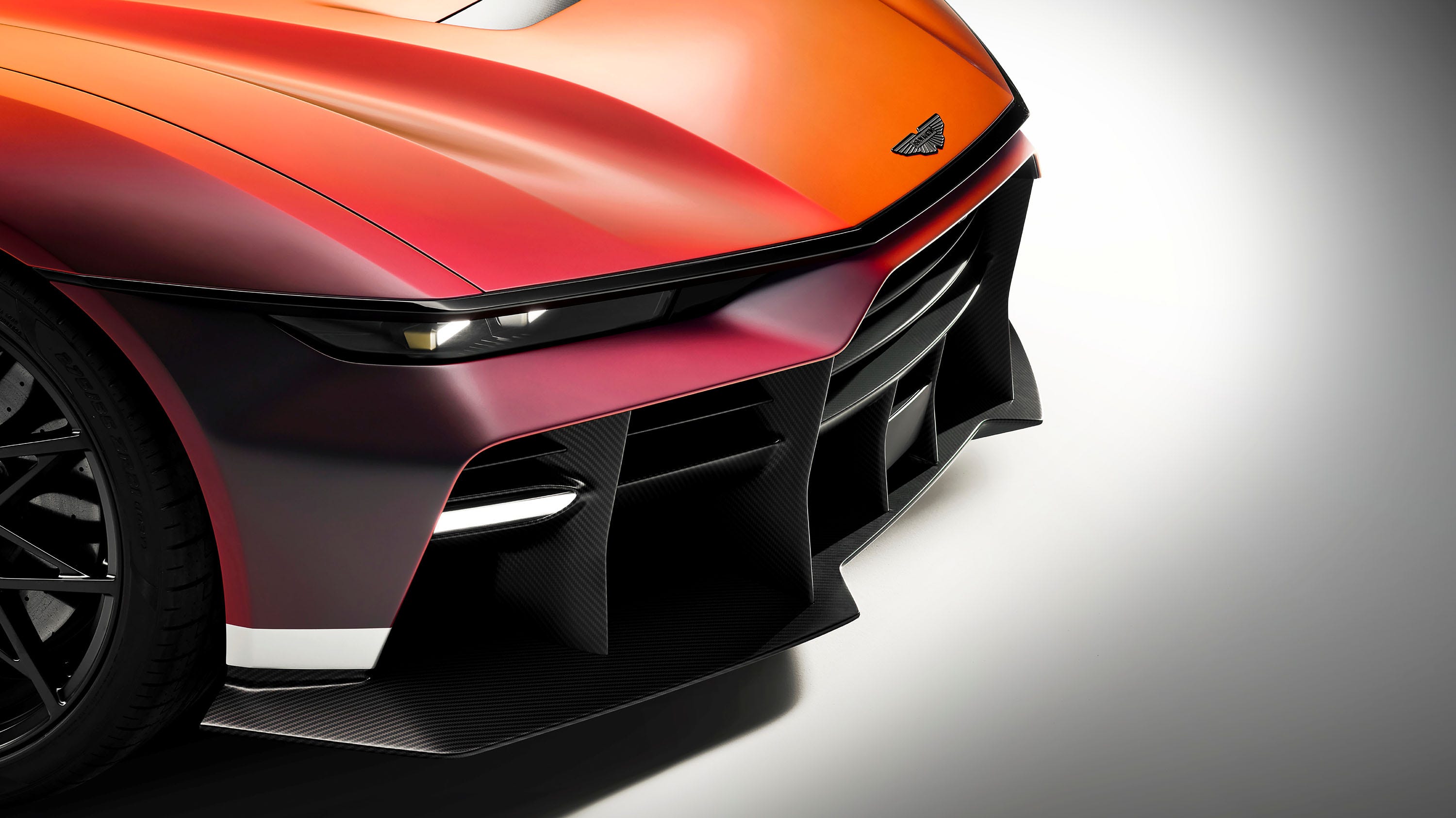 Крупный план Aston Martin Valen