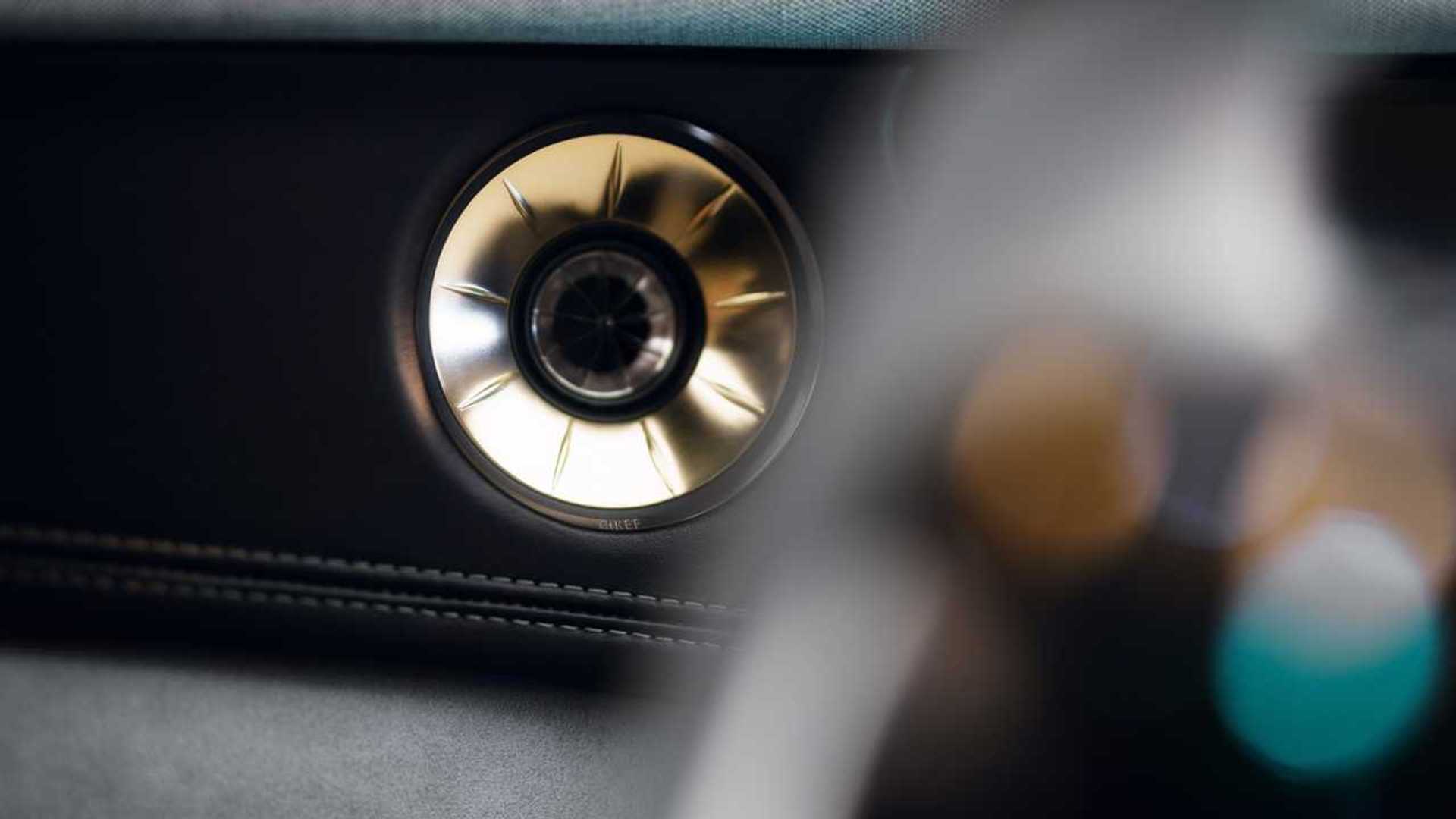 Второй ряд салона Lotus Eletre