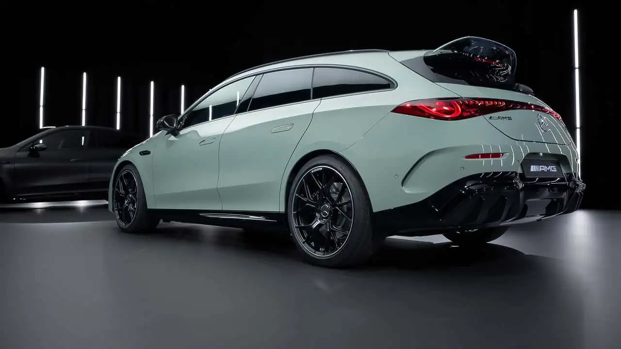 Электрический седан Mercedes-AMG CLA 45 - вид с дверями, открытыми