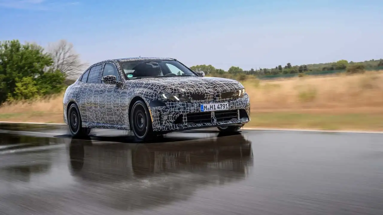 Камуфлированный седан BMW M350 xDrive во время динамических испытаний 5