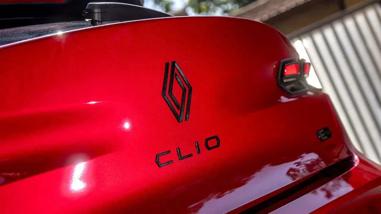 Renault Clio в паркінгу