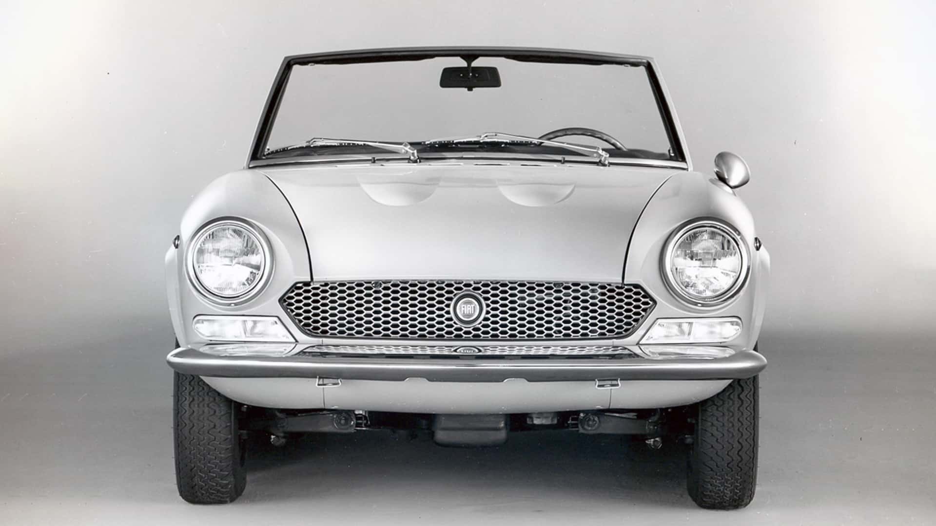 Обновленный Fiat 124 Spider - вид сзади