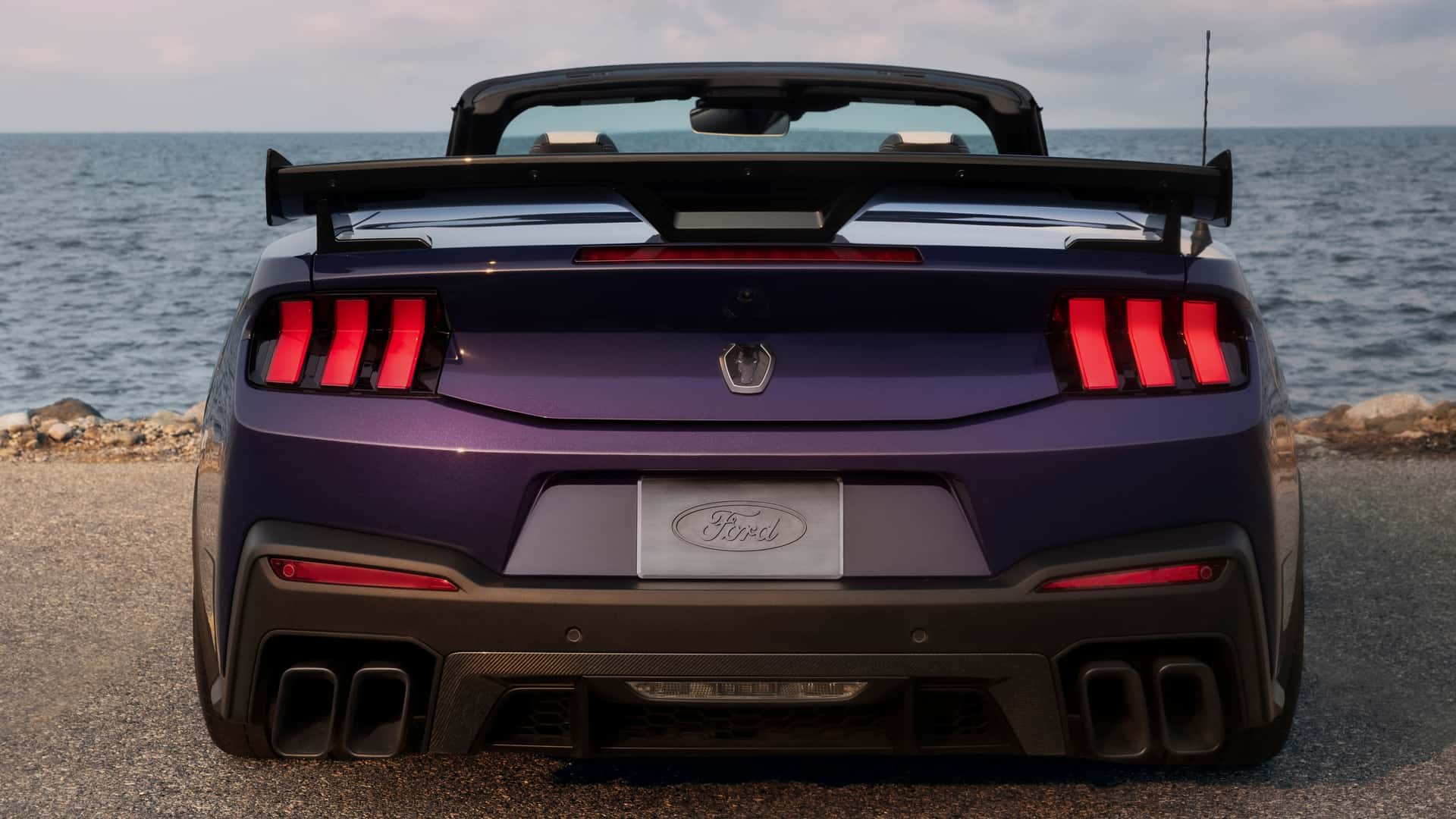 Ford Mustang Dark Horse SC Convertible на дорозі
