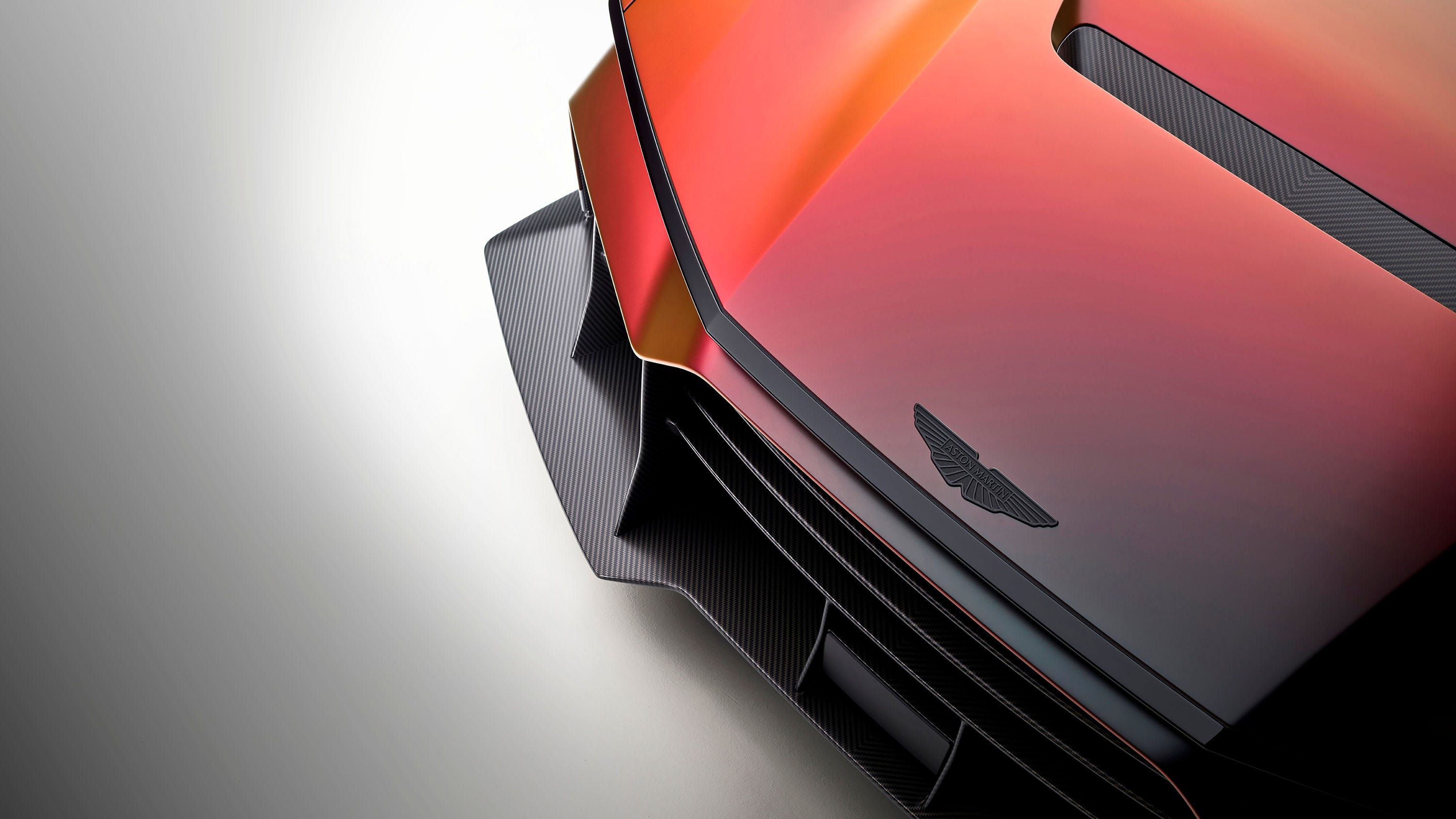 Фронтальный вид Aston Martin Valen