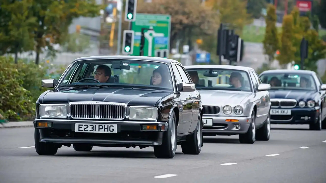 Светофор на фоне Jaguar XJ40