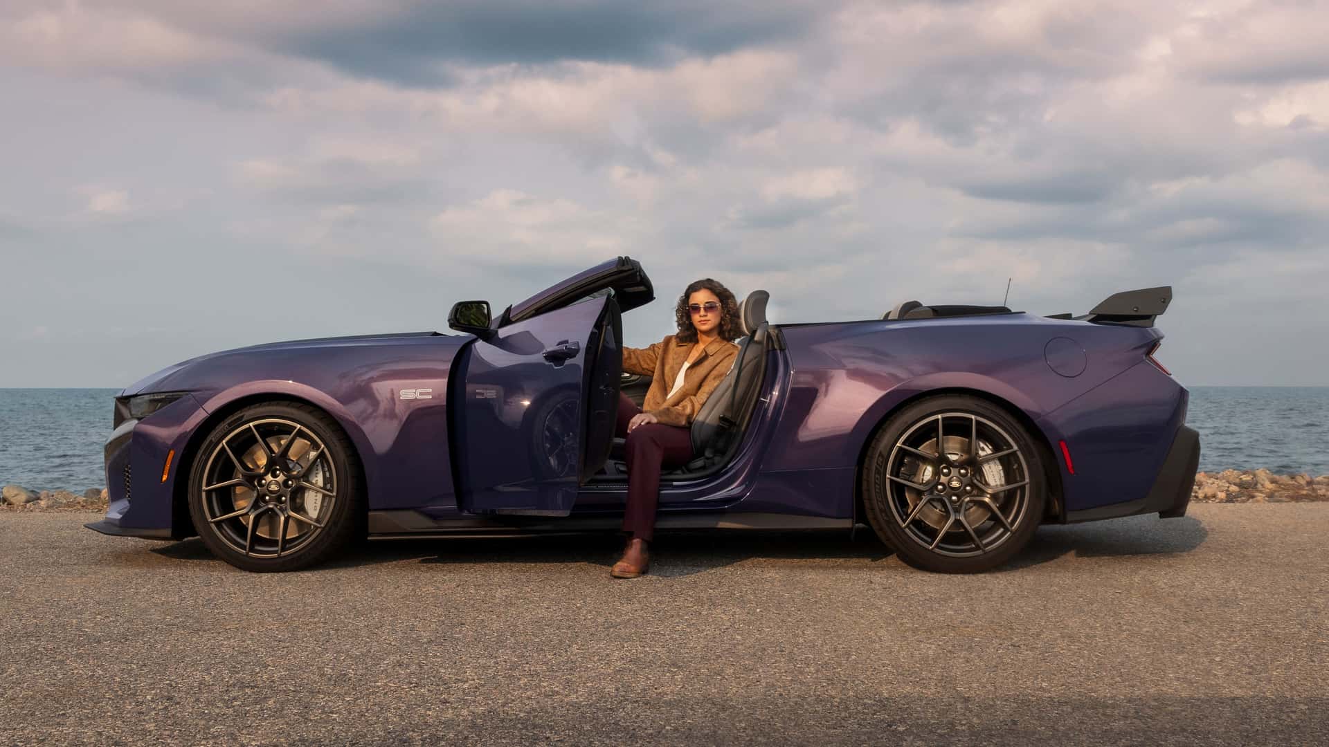 Логотип на Ford Mustang Dark Horse SC Convertible
