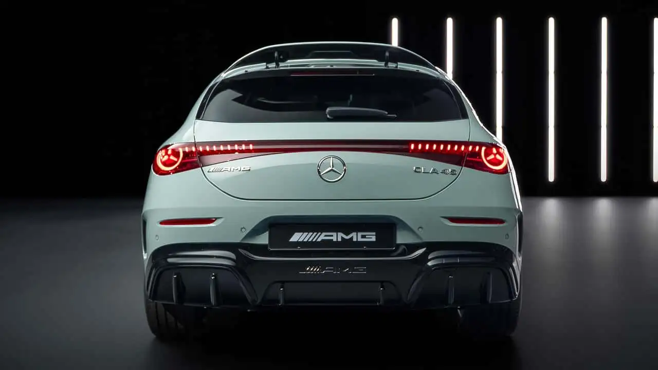 Электрический седан Mercedes-AMG CLA 45 - передняя панель