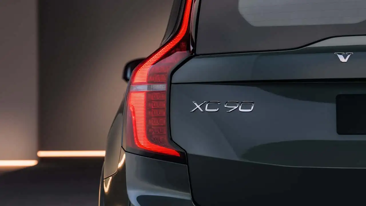 Volvo XC90 на дороге вечером