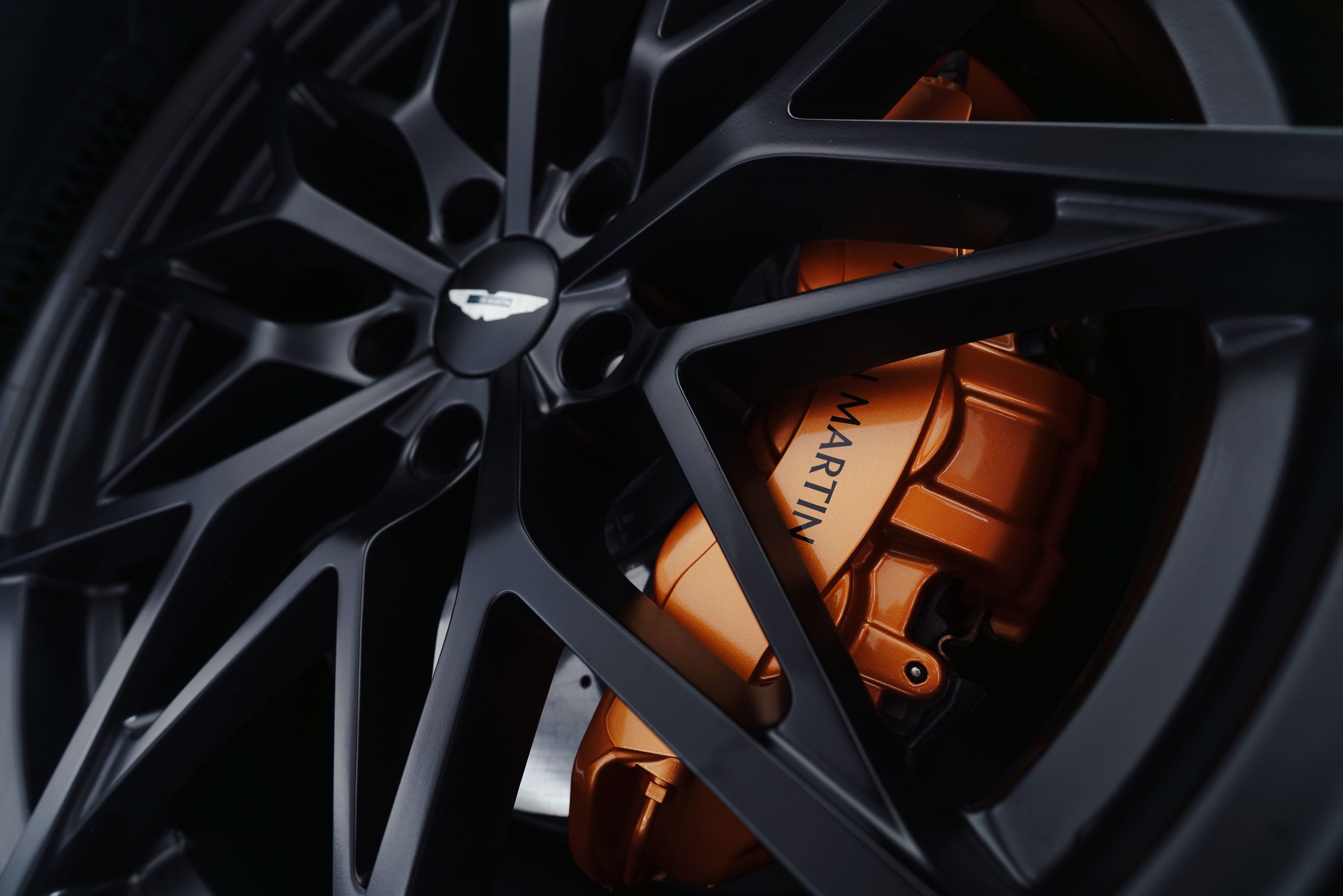 Профиль автомобиля Aston Martin Valen