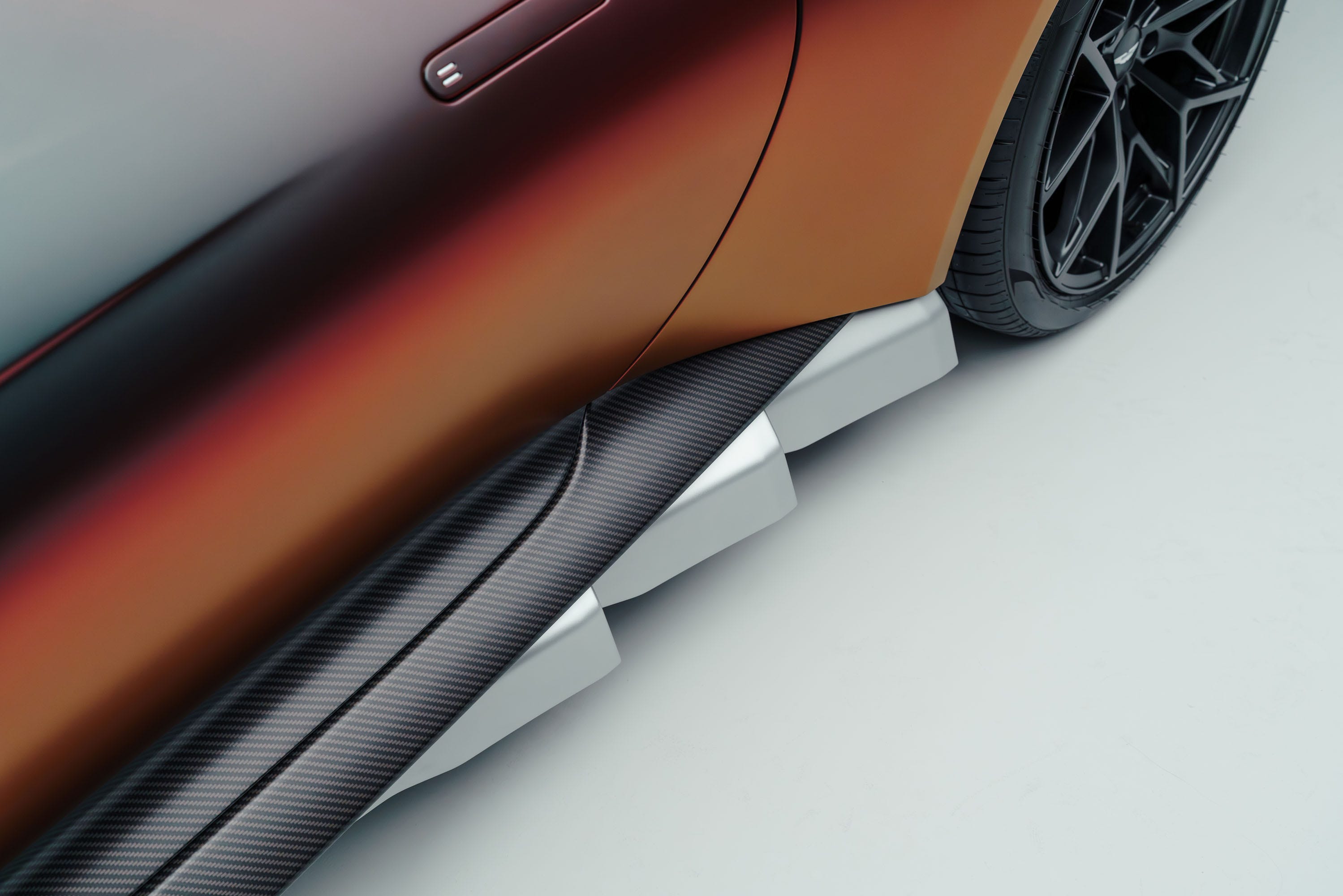 Логотип Aston Martin на капоте Valen