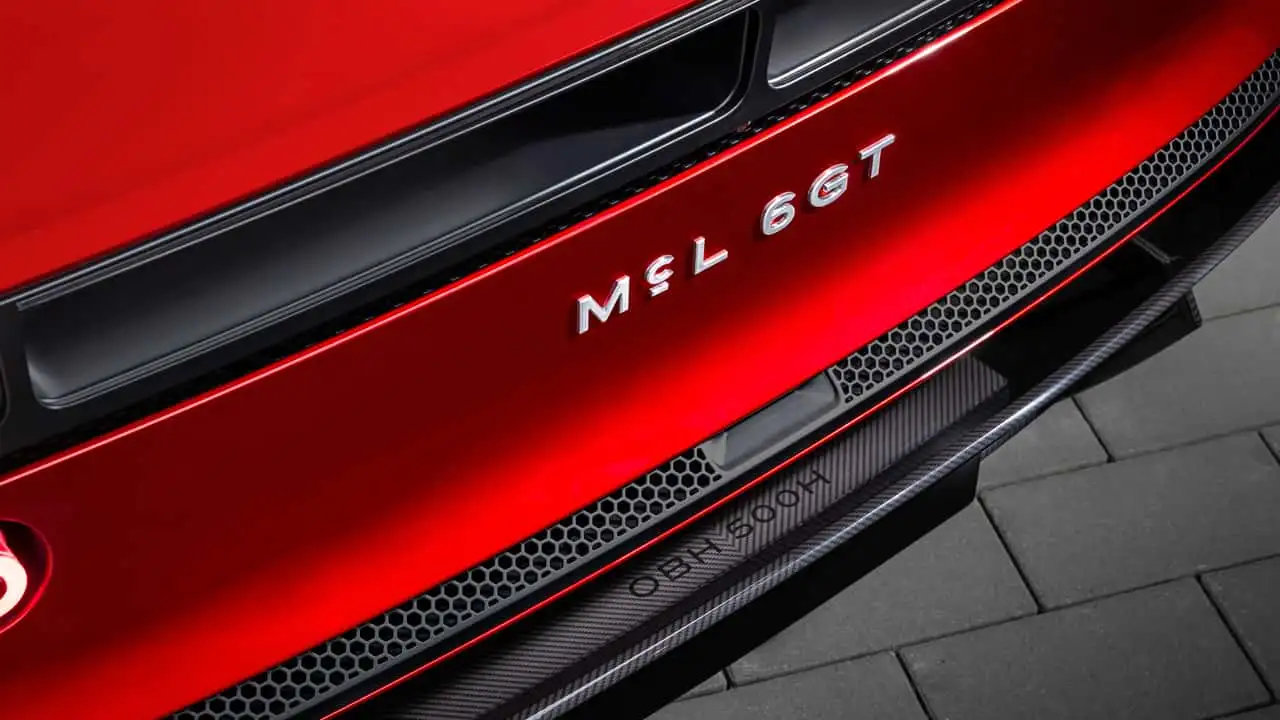 гіперкар McLaren на треку