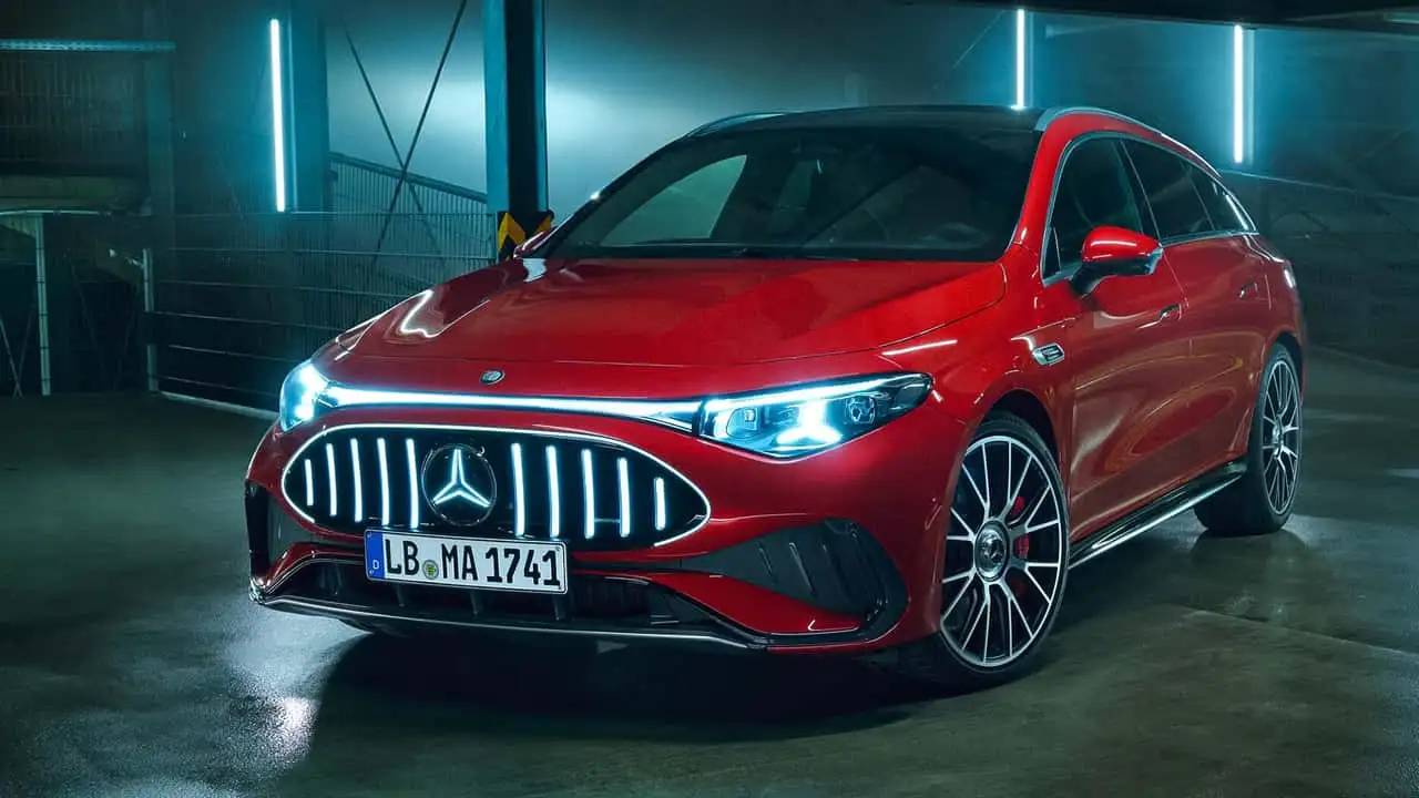 Электрический седан Mercedes-AMG CLA 45 - сбоку во время движения