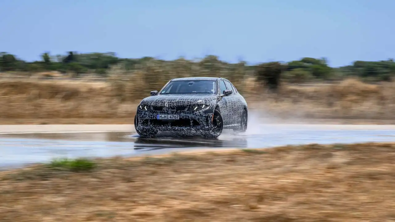 Камуфлированный седан BMW M350 xDrive во время динамических испытаний 9