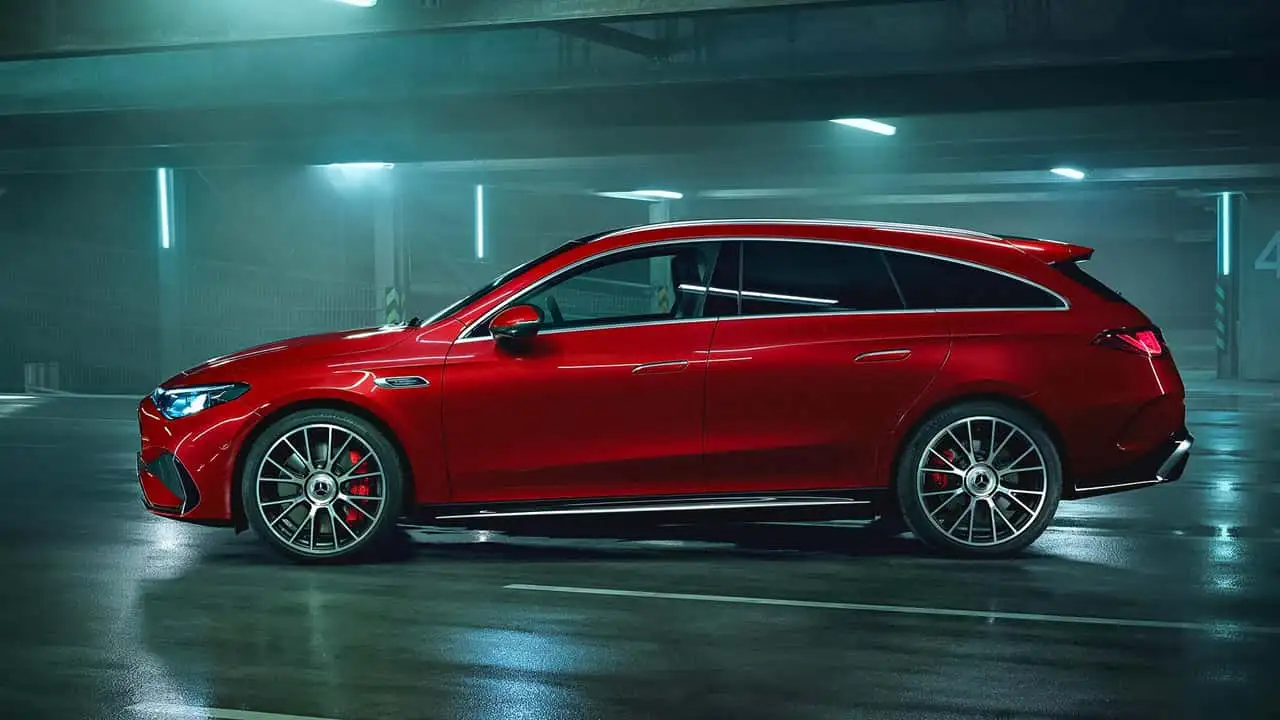 Электрический седан Mercedes-AMG CLA 45 - вид с высоты