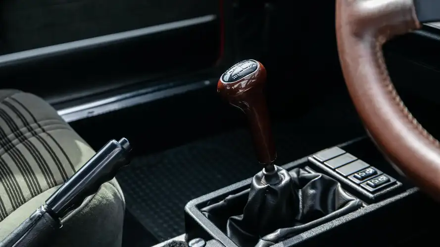 1983 Alfa Romeo GTV6 Джереми Кларксона с передним видом