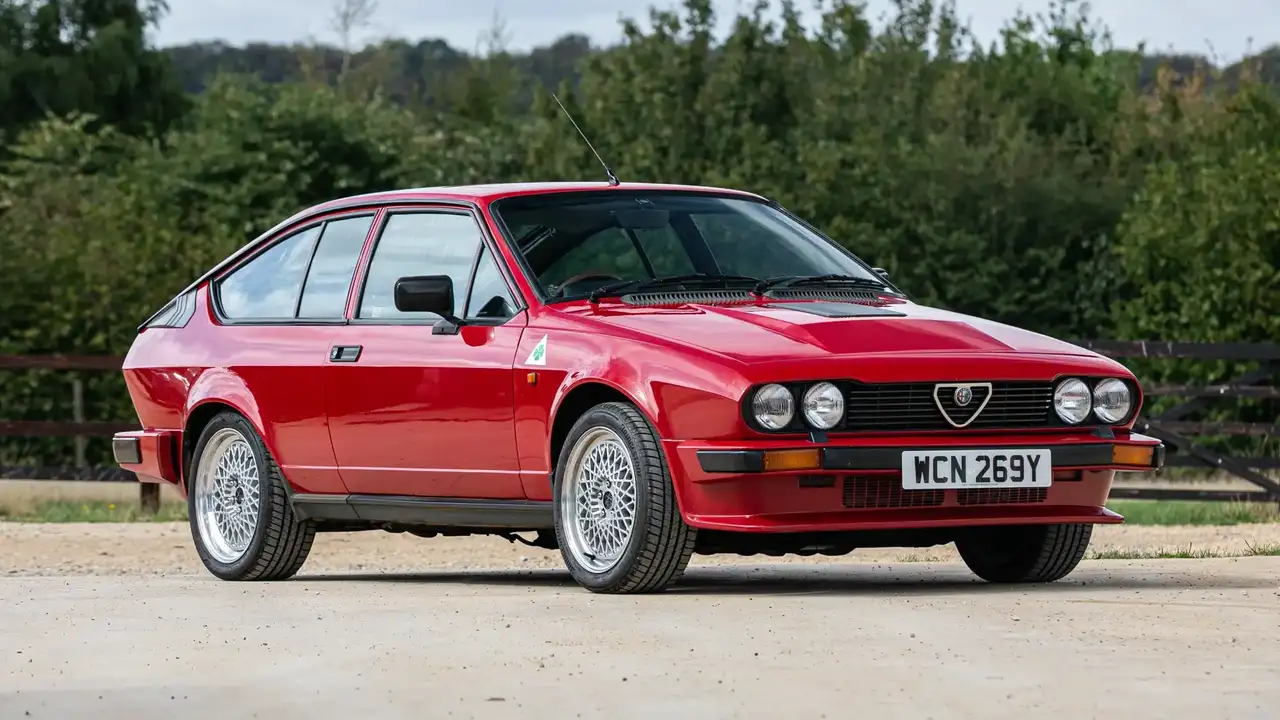 1983 Alfa Romeo GTV6 Джереми Кларксона с угловым видом