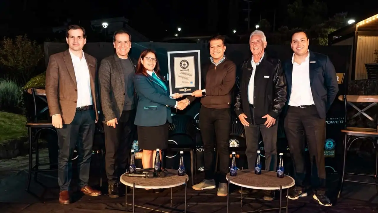 Представители Guinness World Records фиксируют результат