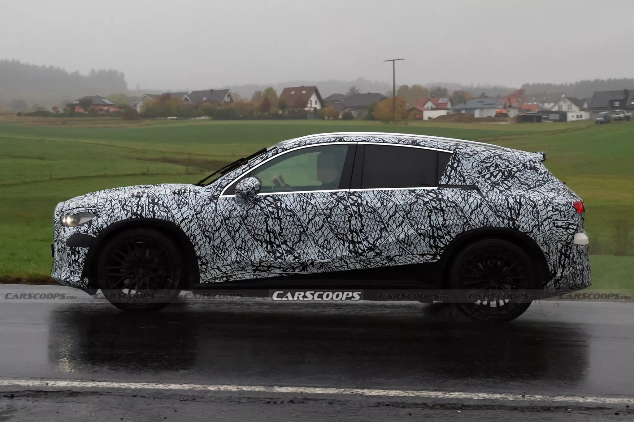 Електричний кросовер Mercedes-AMG з незвичайним дизайном