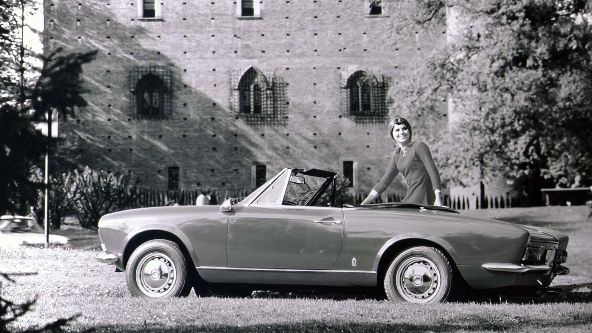Fiat 124 Spider - вид сбоку