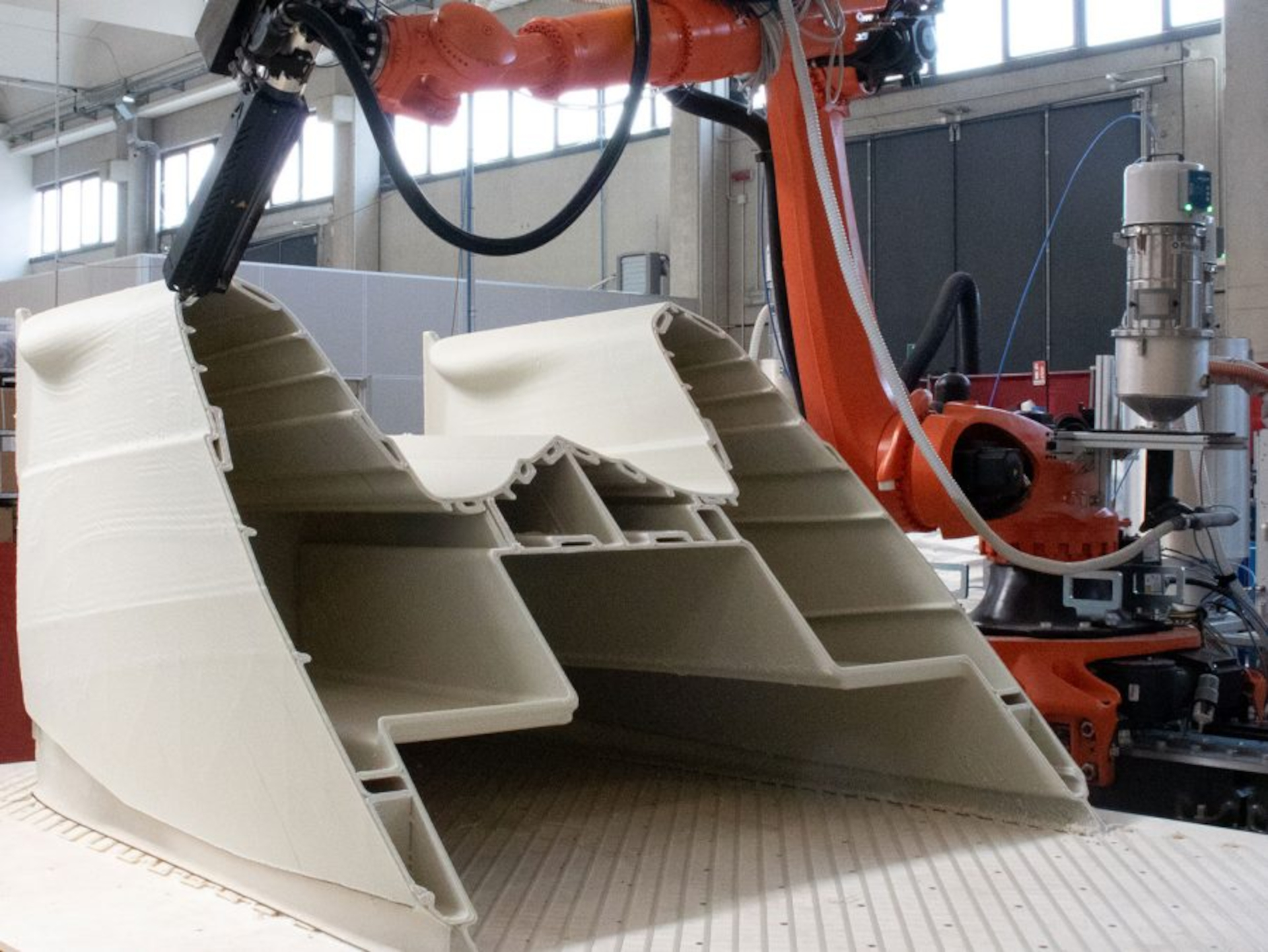 Процесс печати корпуса катамарана с использованием технологии 3D-печати