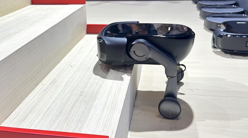 Изображение робота-пылесоса Saros Rover на выставке CES 2026