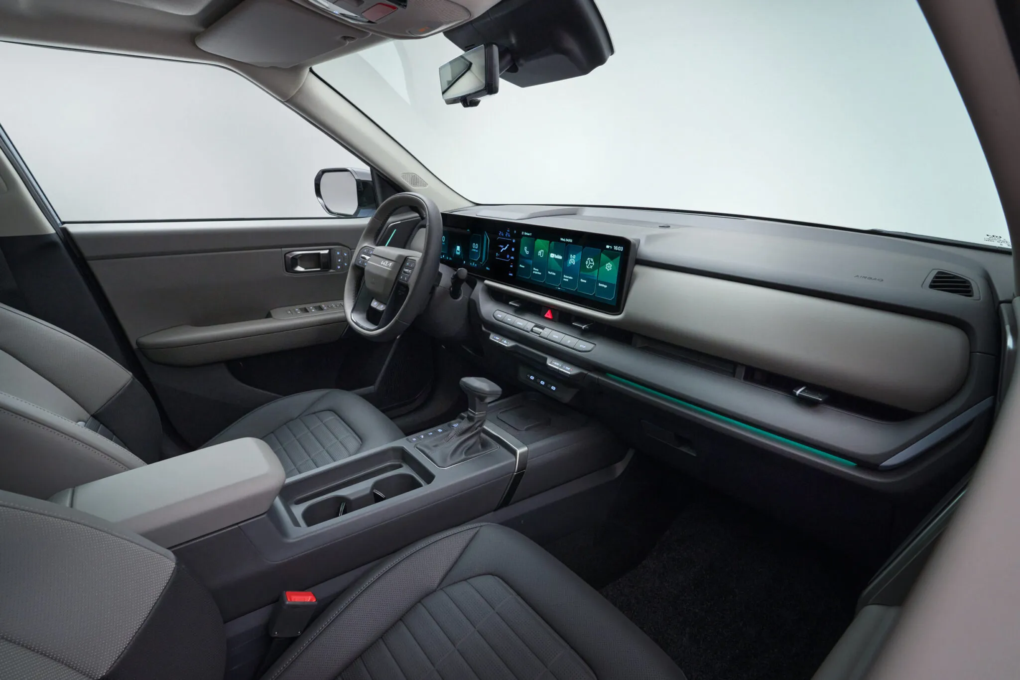 Інтер'єр Kia Seltos з видом на екрани