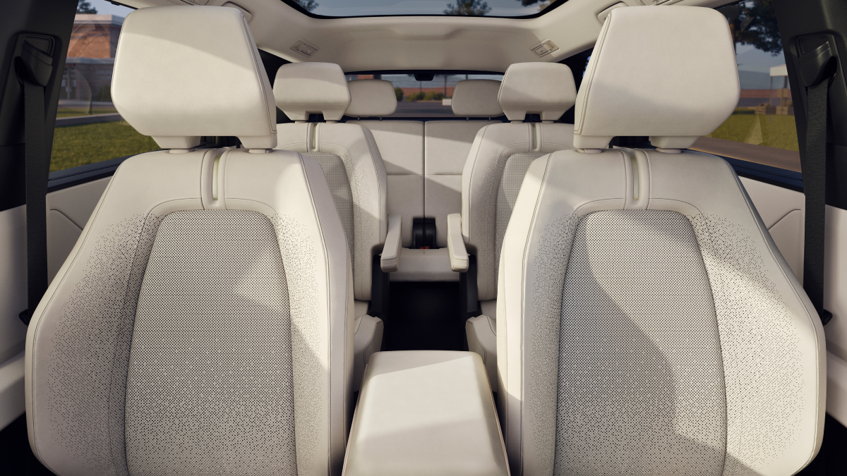 Электрический Toyota Highlander 2027 интерьера вид 2