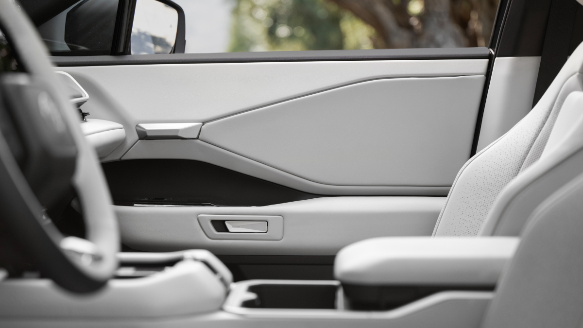 Электрический Toyota Highlander 2027 интерьера вид 3