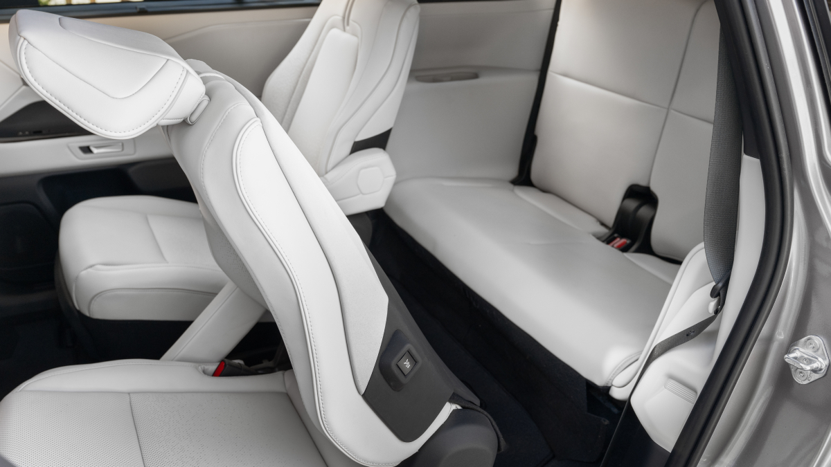 Электрический Toyota Highlander 2027 интерьера вид 5