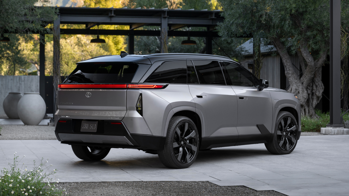 Электрический Toyota Highlander 2027 вид 2