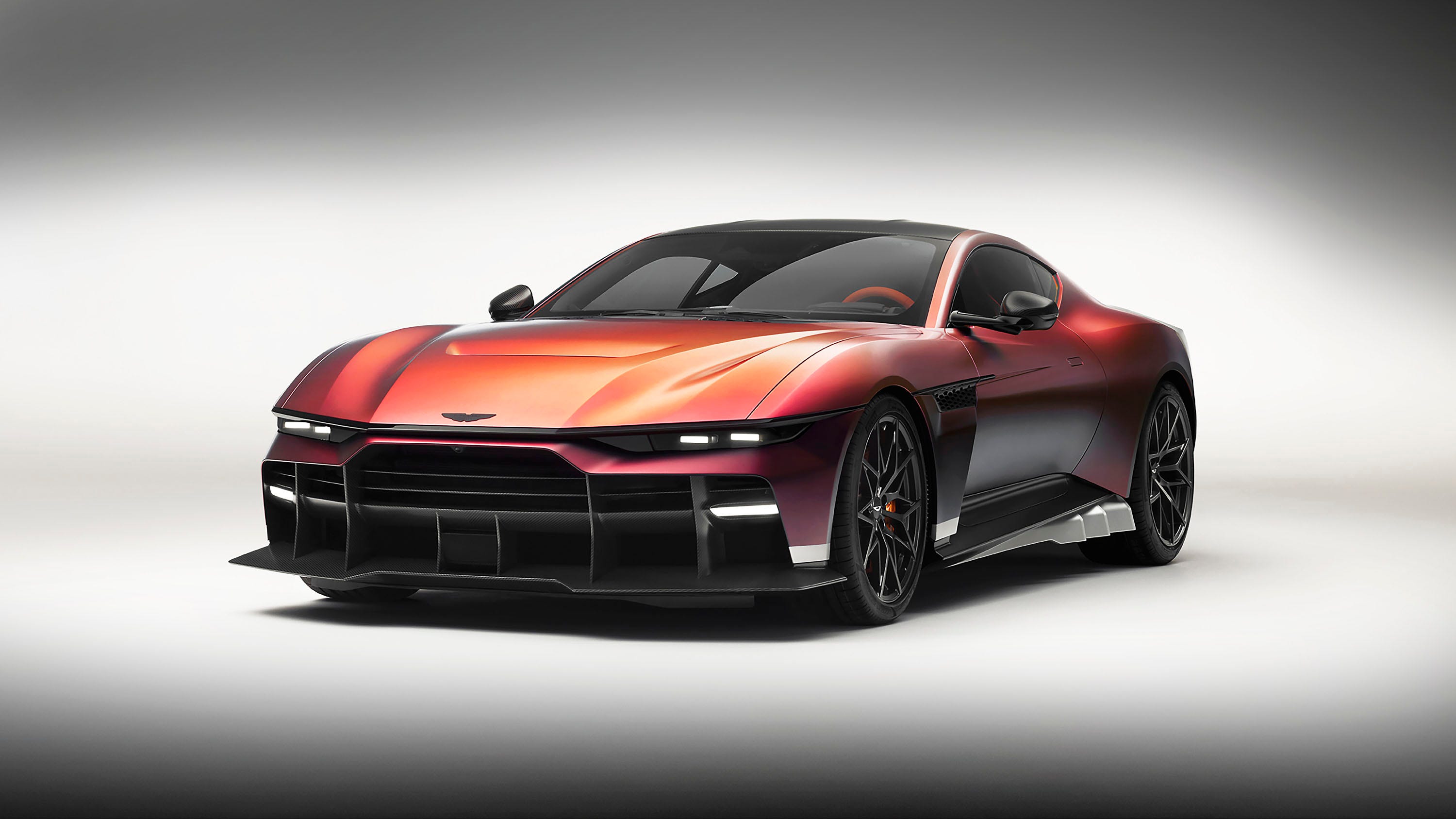 Эмблема Aston Martin на руле