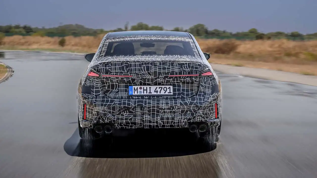 Камуфлированный седан BMW M350 xDrive во время динамических испытаний 13