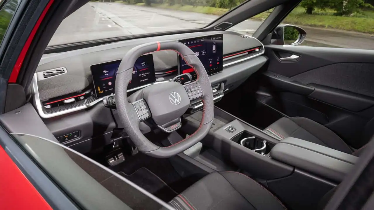 Интерьер Volkswagen ID.3 GTI с красной прострочкой