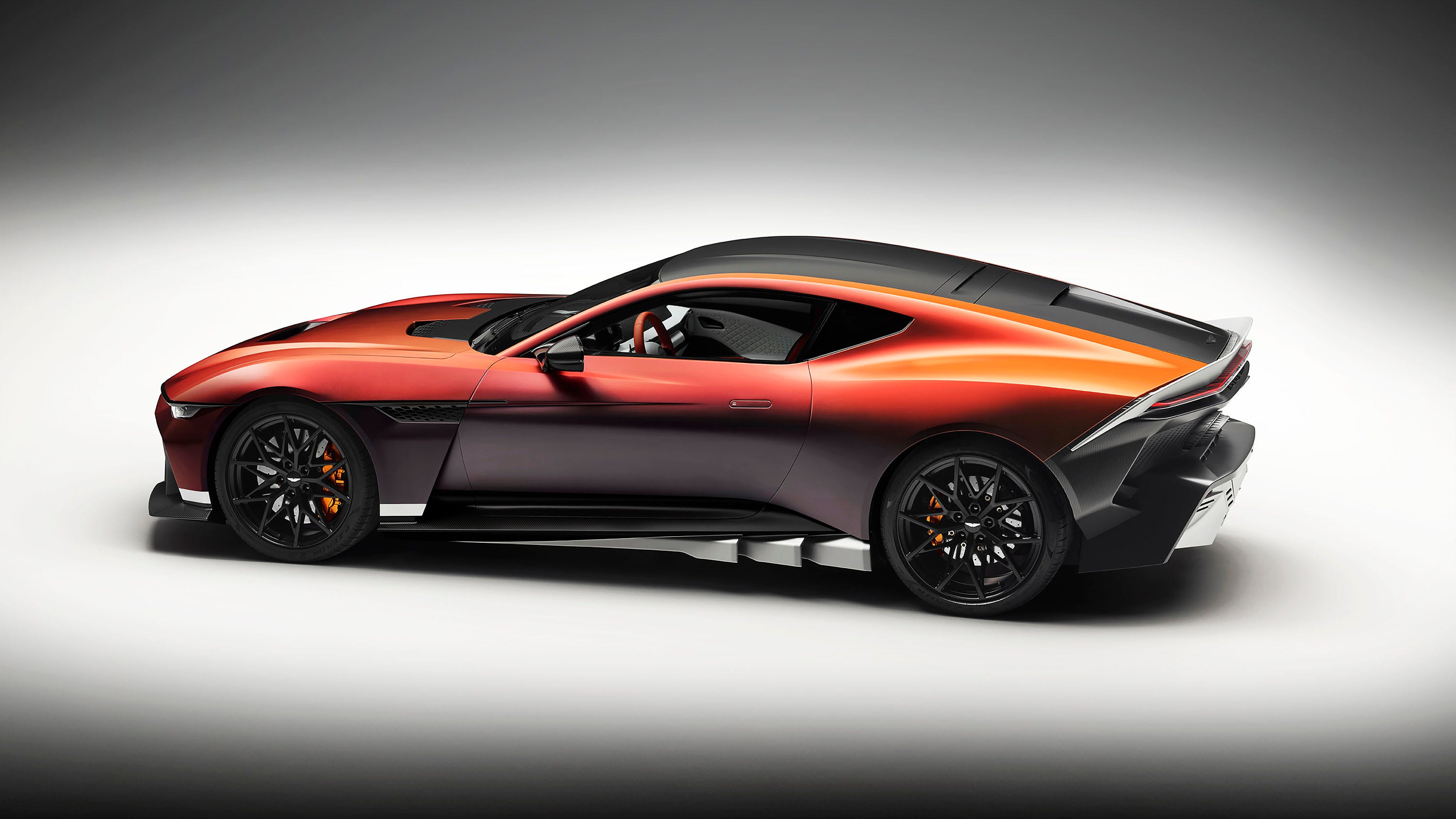 Вид из кабины Aston Martin Valen