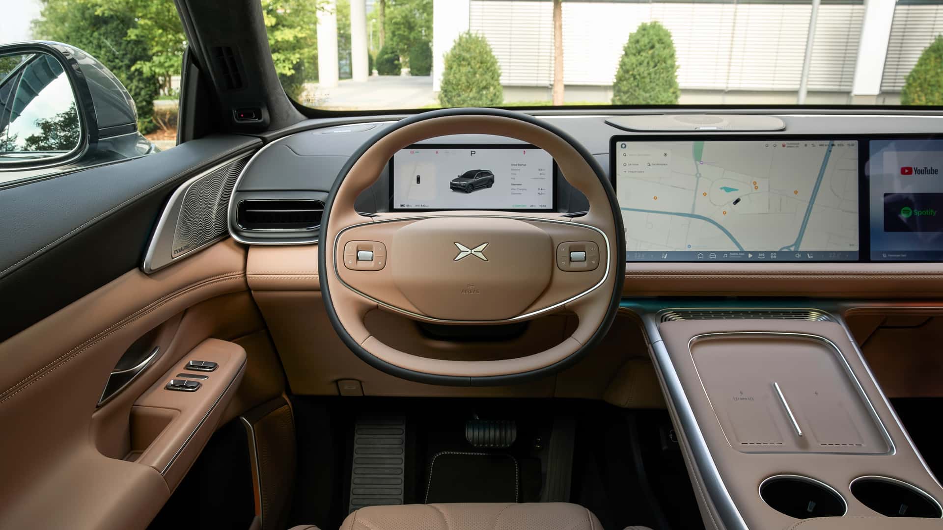 Сиденья Xpeng G9, стильные материалы.