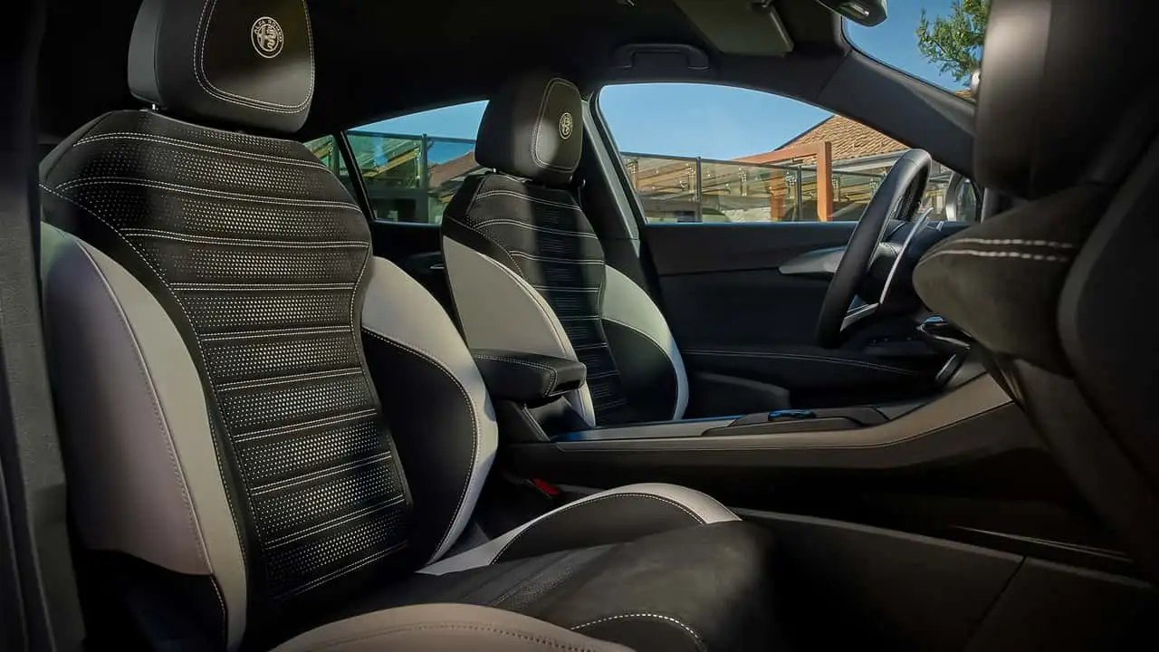 Alfa Romeo Tonale передние сиденья