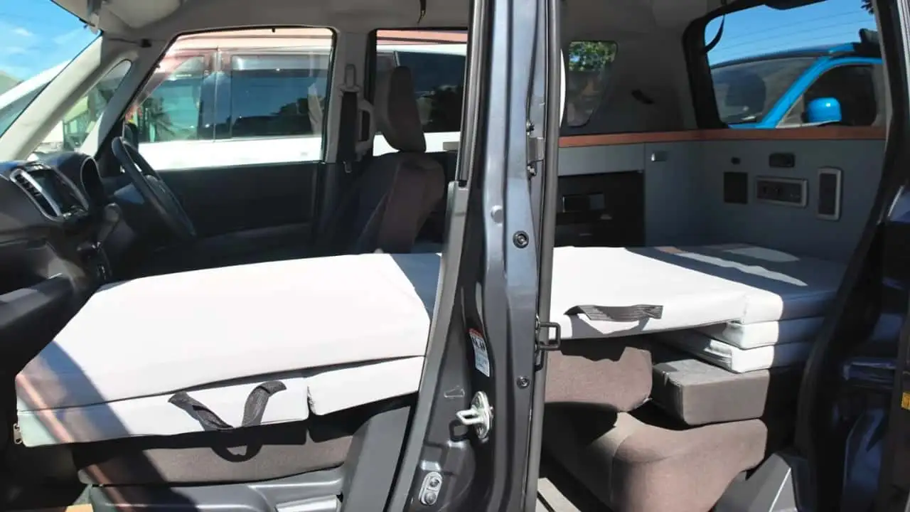 Sink and stove in Mitsubishi Delica D:2 microcamper