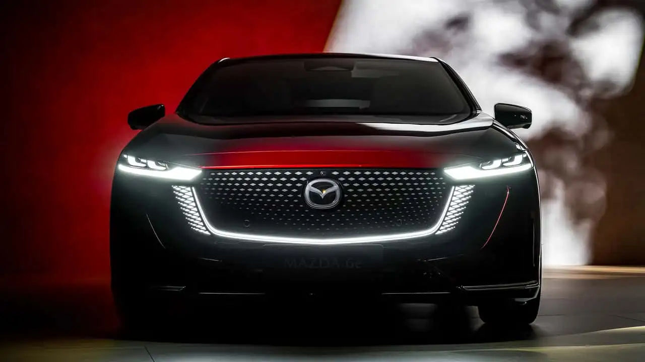Mazda 6e в движении