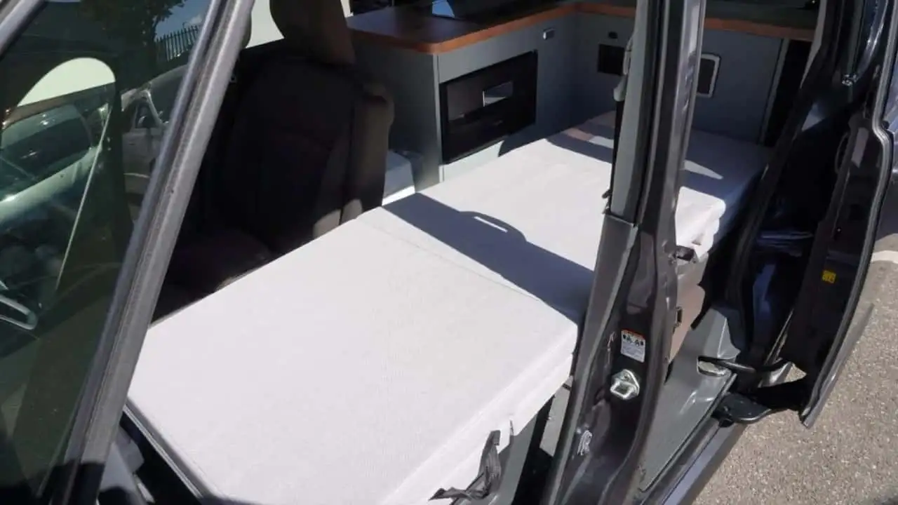 Convertible sleeping area of Mitsubishi Delica D:2