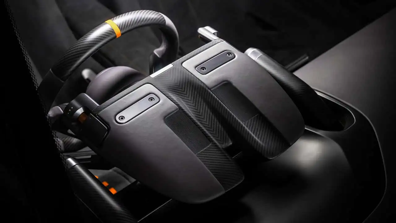 гіперкар McLaren у гонках