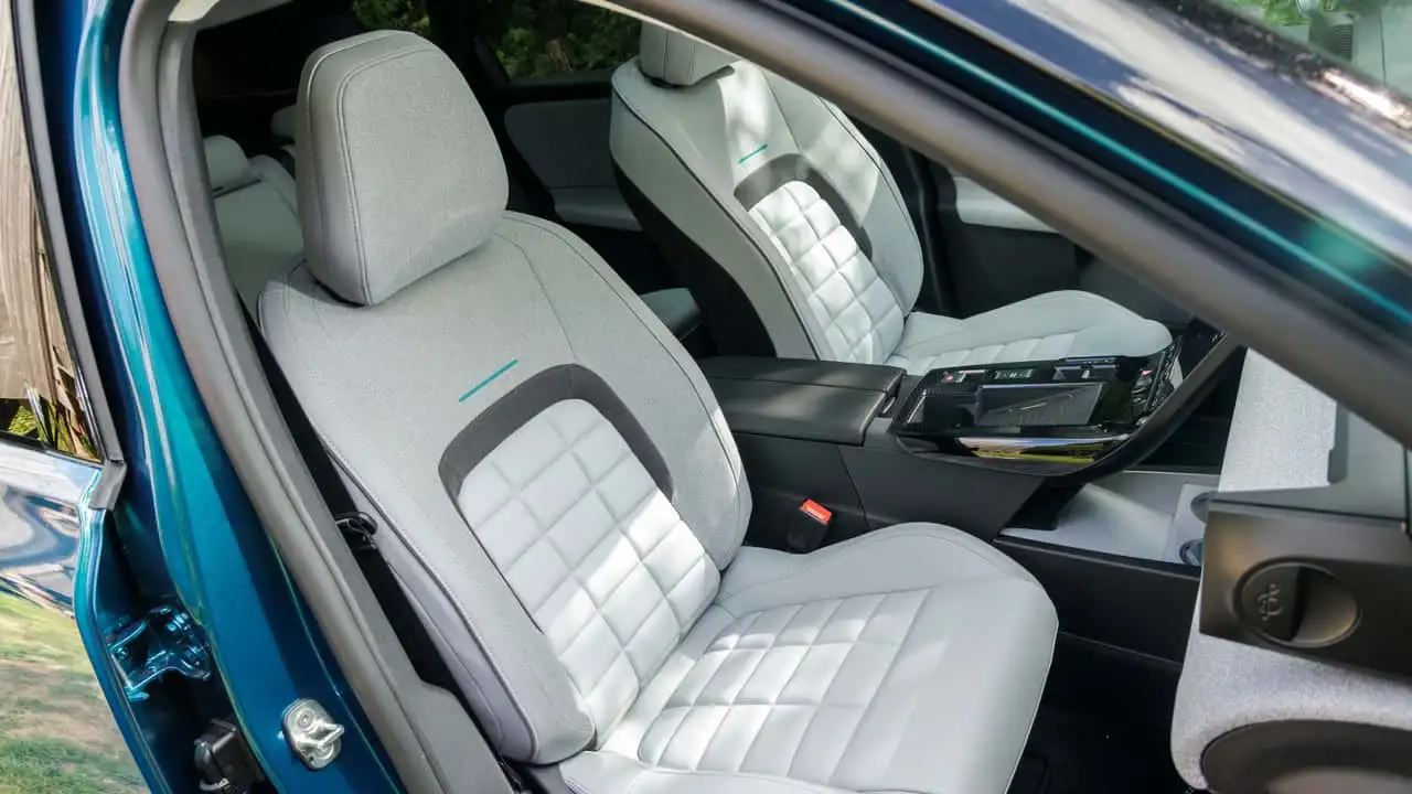 Панорамный вид салона Citroen C5 Aircross Emeraude