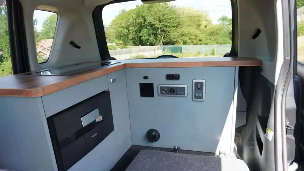 Well-arranged camping gears in Mitsubishi Delica D:2
