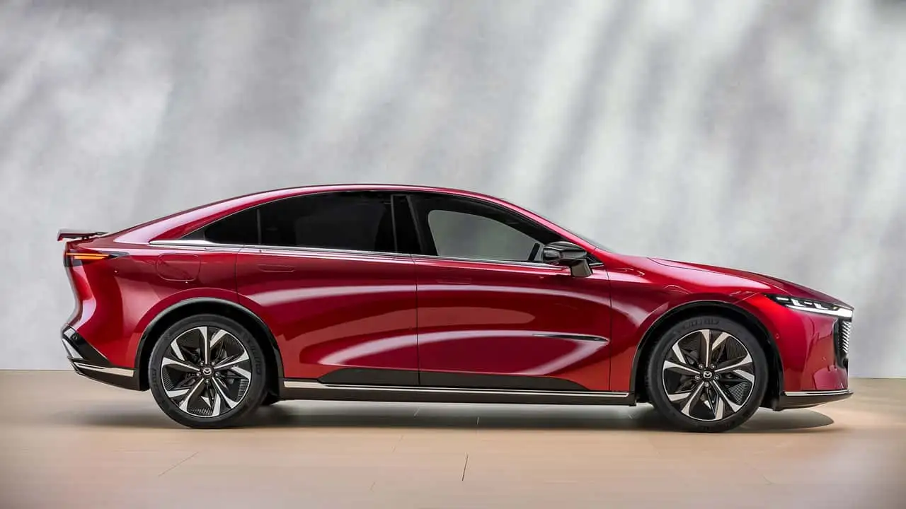 Mazda 6e на стоянке
