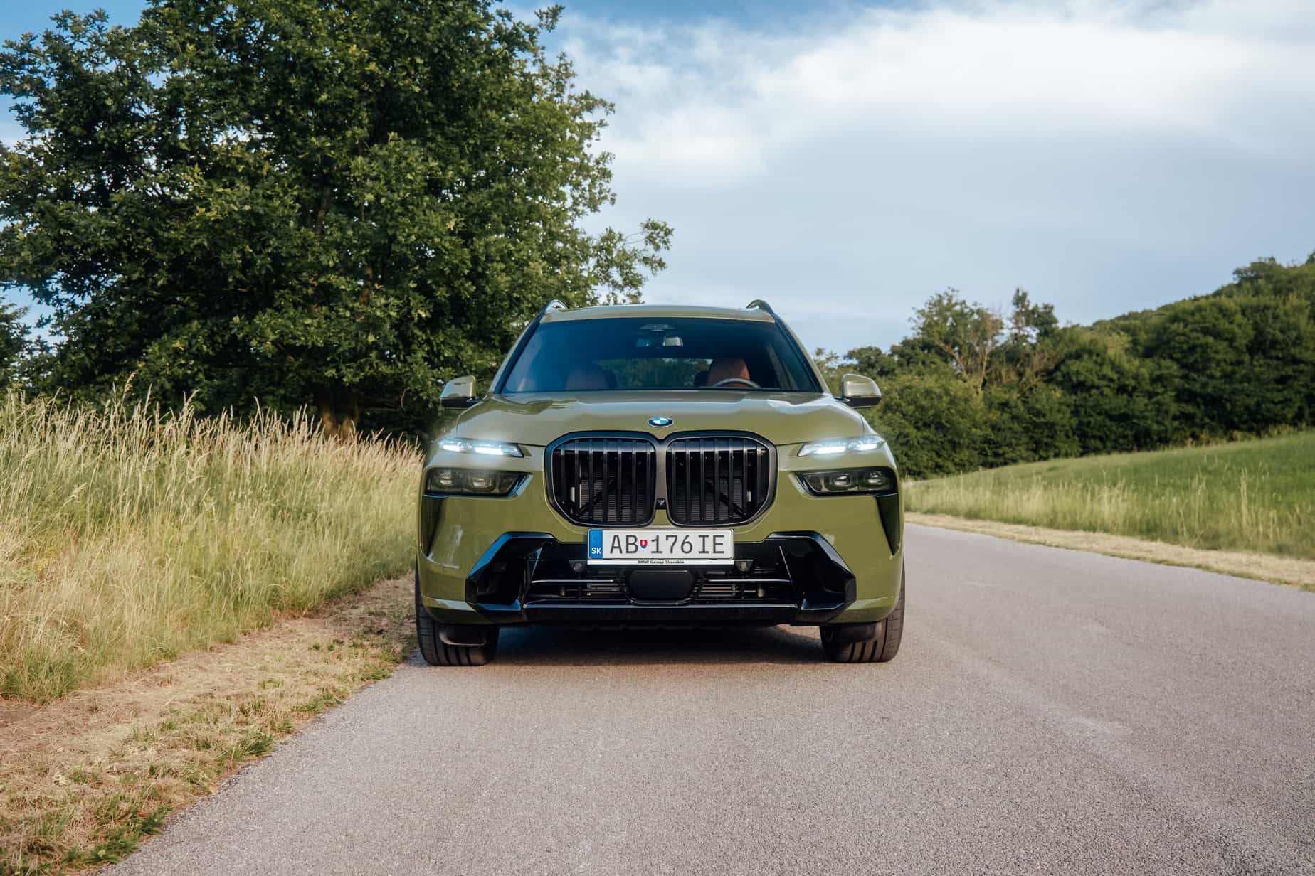 BMW X5 на дорозі
