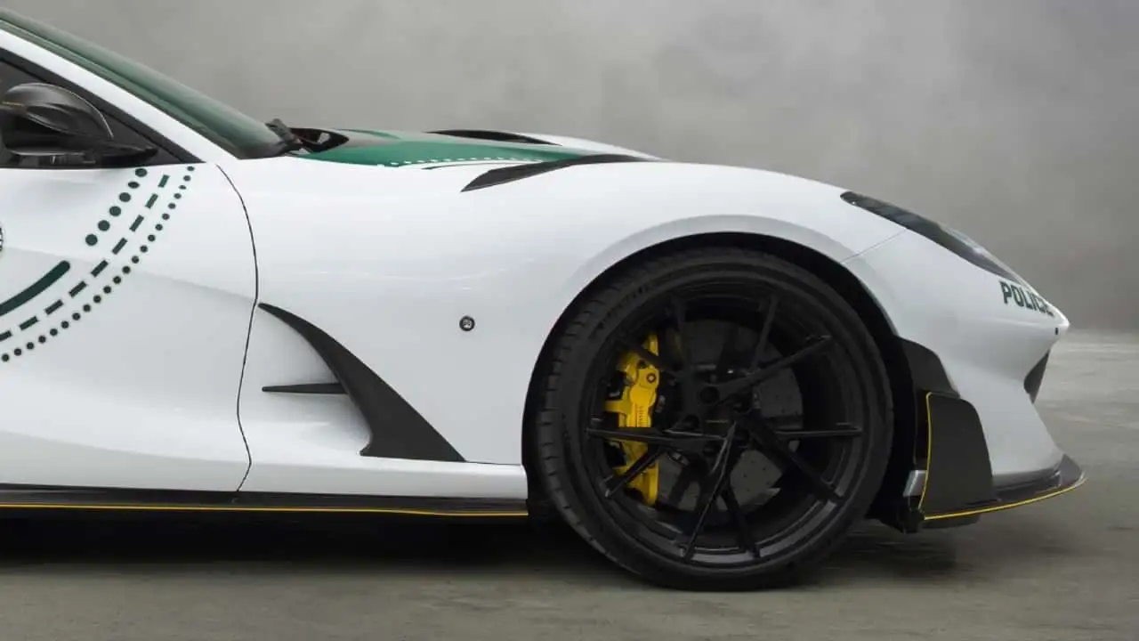 Боковой вид Ferrari 812 Superfast