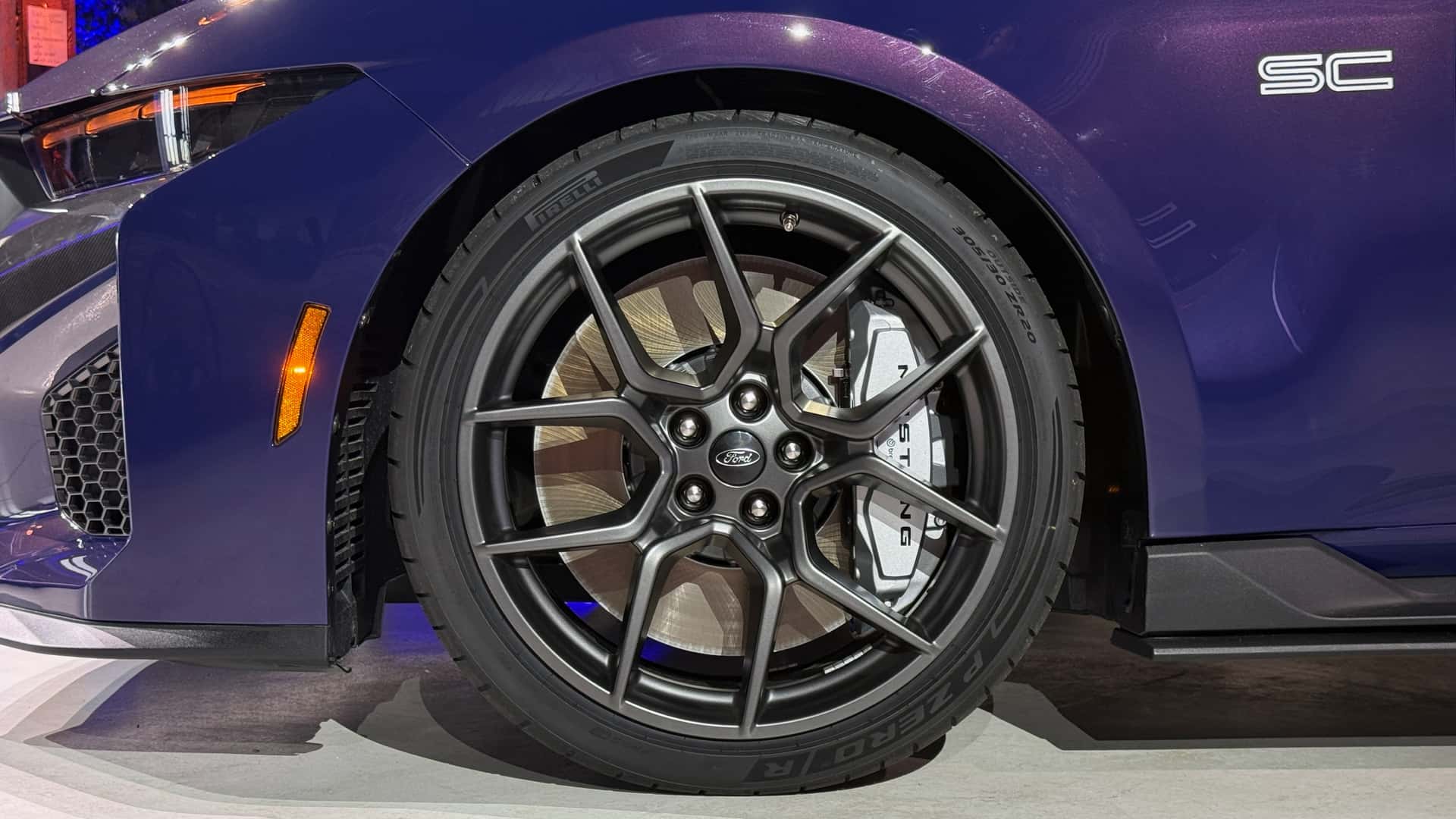 Передній вигляд Ford Mustang Dark Horse SC Convertible