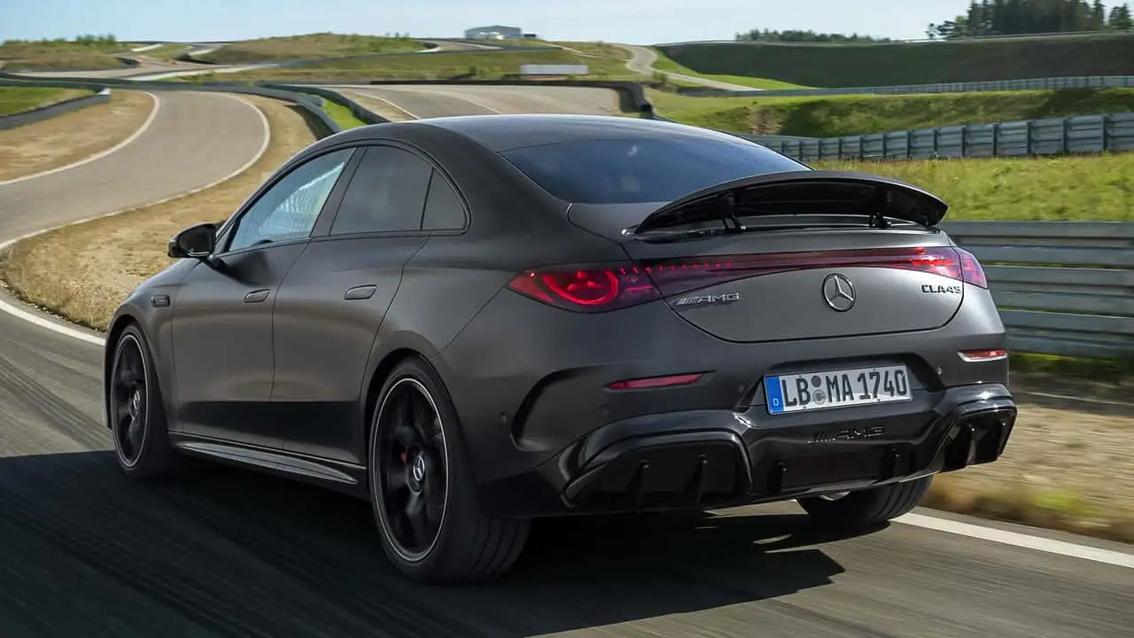 Электрический седан Mercedes-AMG CLA 45 - на трассе