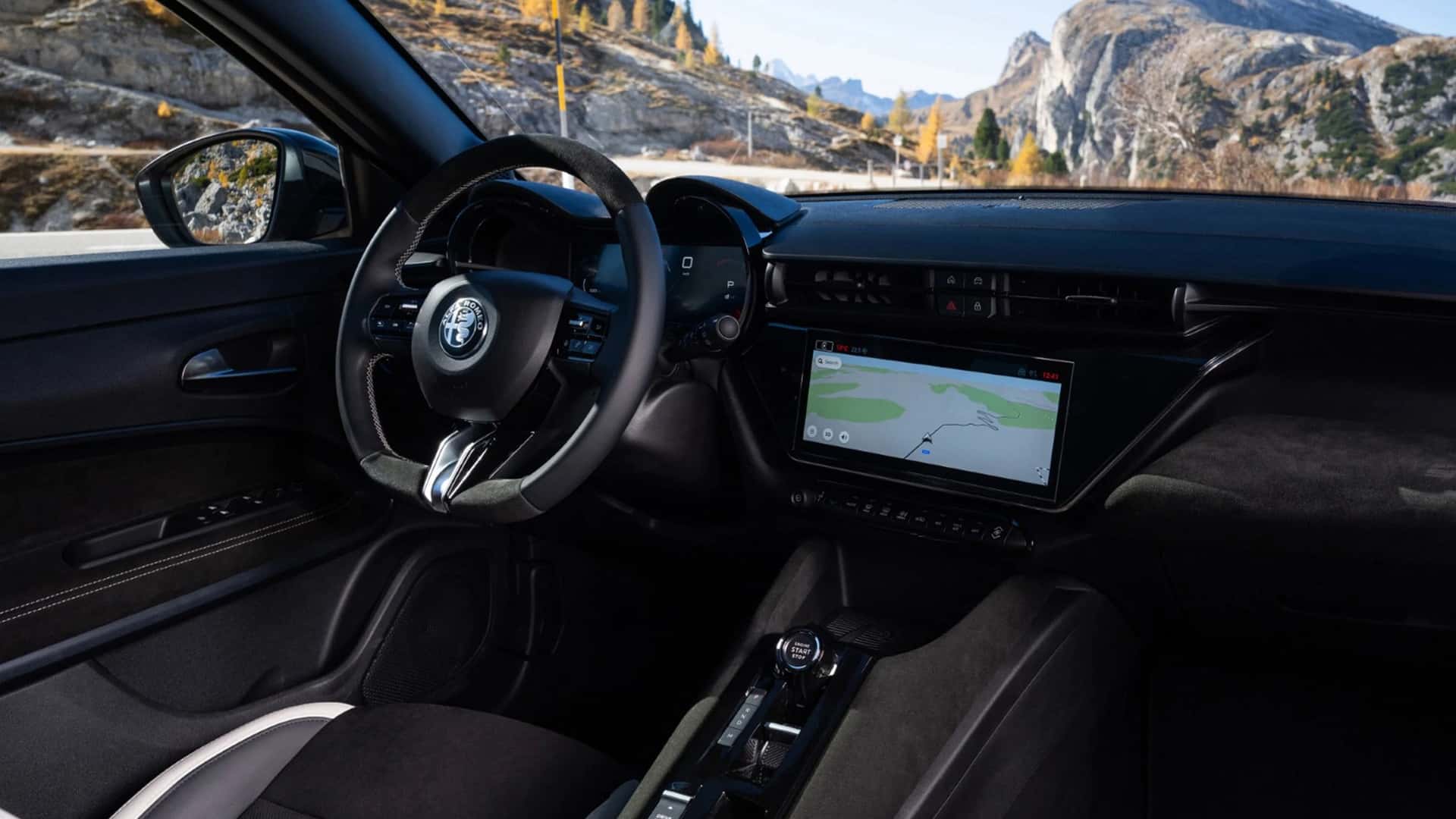 Фото интерьера Junior Ibrida Sport Speciale с отделкой алькантарой