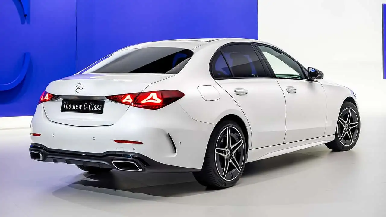 Вид на Mercedes-Benz Classe C рестайлинг 2026 в профиль