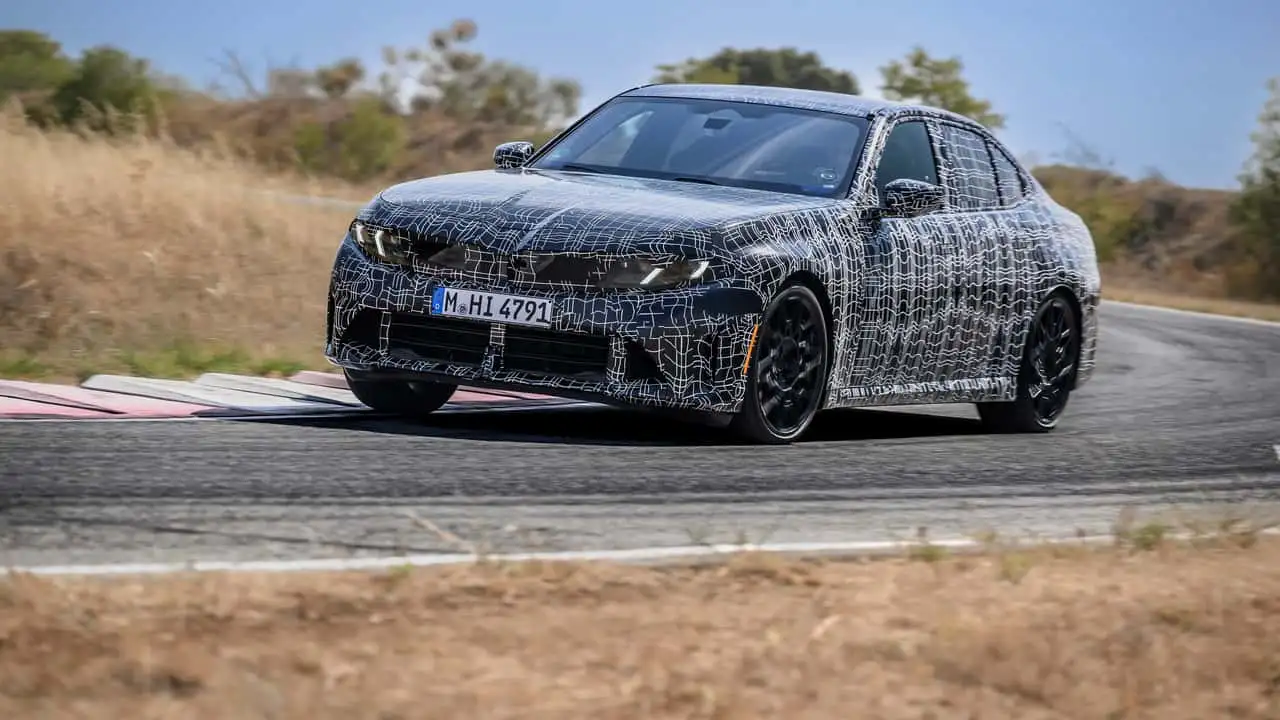 Камуфлированный седан BMW M350 xDrive во время динамических испытаний 12